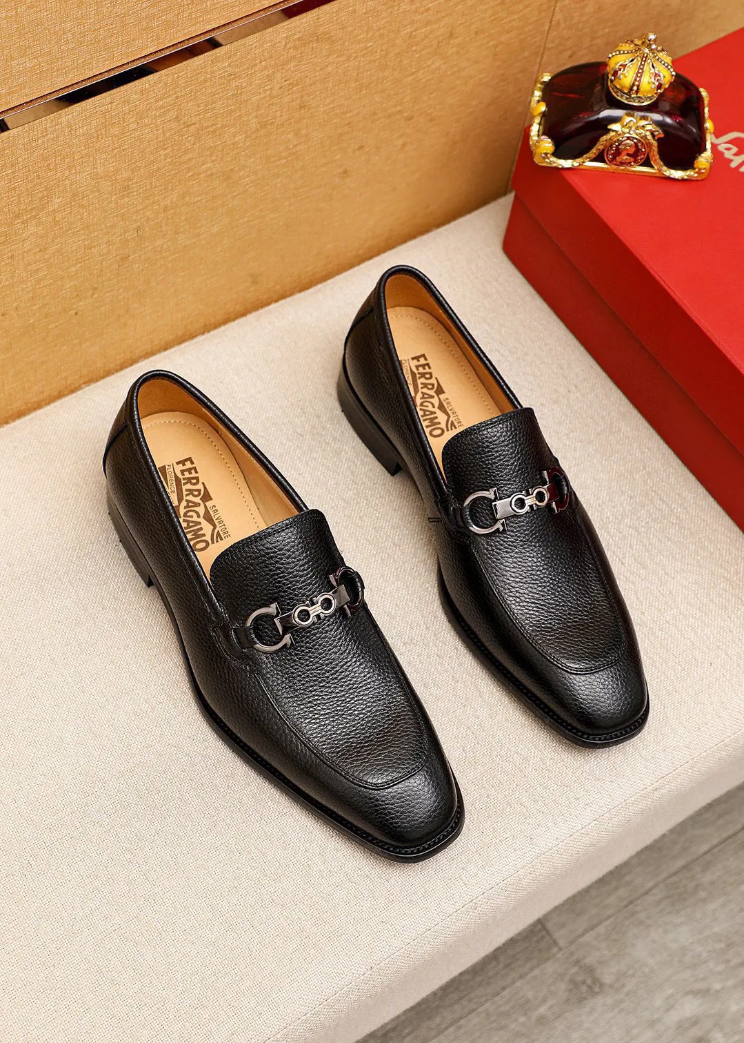 Men's shoes 💰460 💐 Product trademark: Ferragamo "Ferragamo" casual leather shoes Regular size: 38-44 (45🉑️customized) Product materials: Selected imported first-layer pebbled calfskin upper + luxury hardware buckle, imported water-dyed cow leather lining. Strong three-dimensional visual effect, original combination outsole Color: 2⃣️colors available